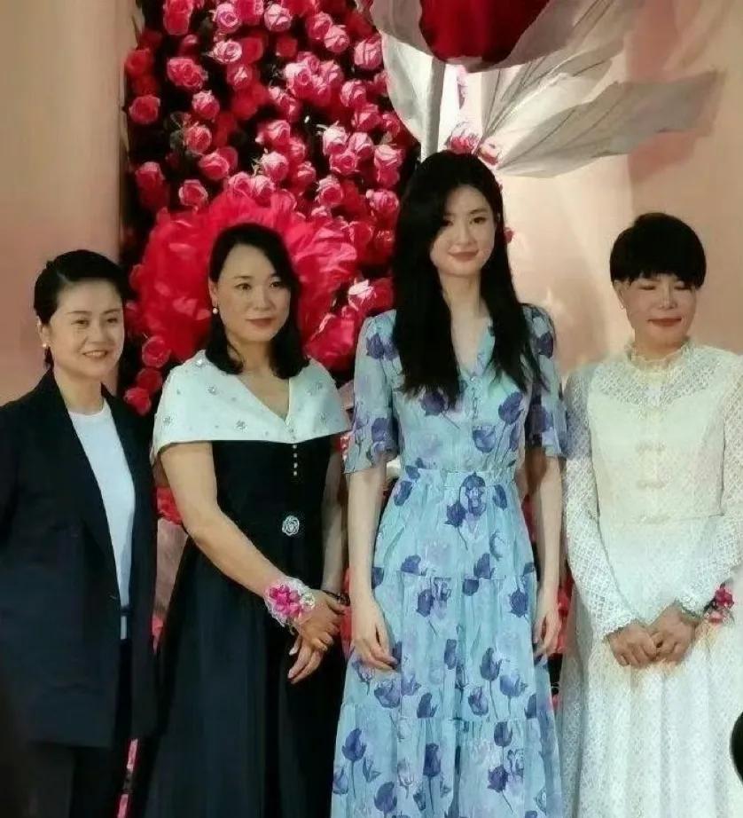 乔欣参加友人的婚礼，在婚礼现场还是挺低调的，大大方方和普通人站在一起，并且热情合