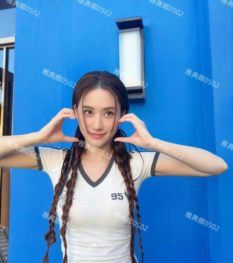 何超莲不愧是赌王家的颜值担当，33岁了还是那么童颜，五官立体深邃精致得像混血儿，