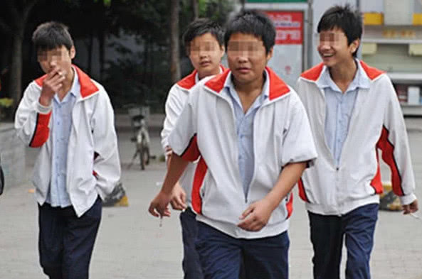 #抽烟男子称徐娇删除视频就会道歉#吸烟有害健康，应全面禁烟，还青少年一个健康的成