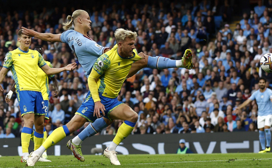 曼城3：0领先诺丁汉森林，替补席上的埃德森却表情呆滞，双眼无神，一副生无可恋的模