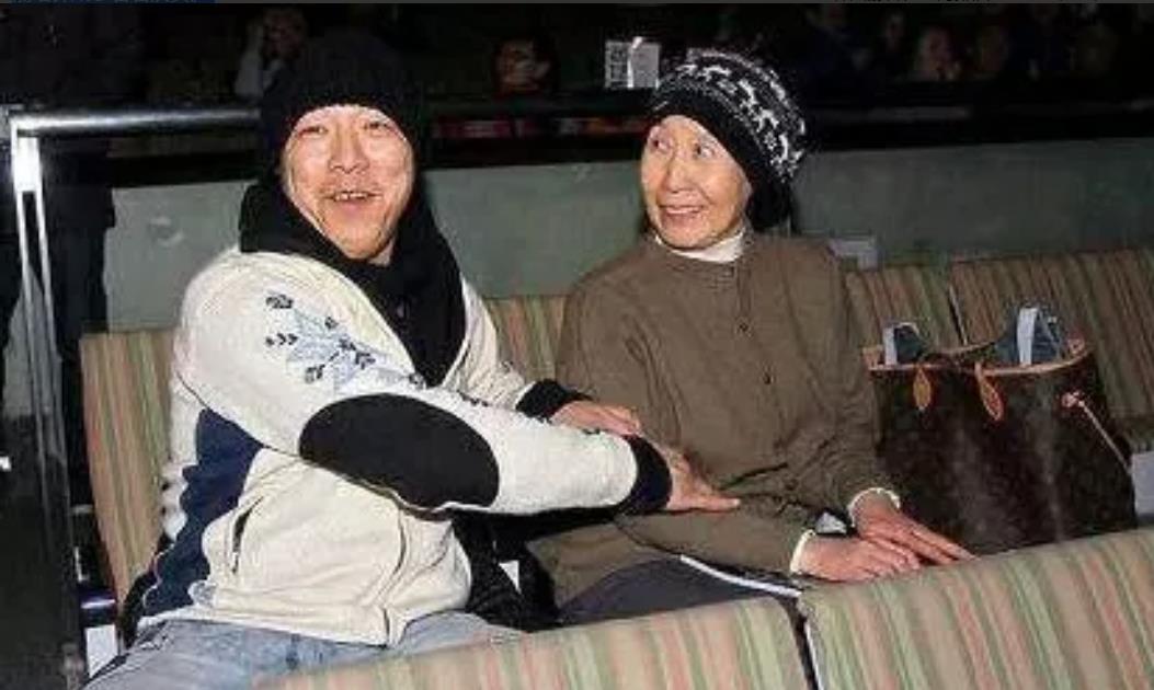 天啊！黄渤的妈妈说话太有水平了！她老人家说：“老天除了没给黄渤一个伟岸的身材，没