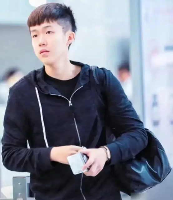 奥运会之后，他绝口不提自己断掉的主拍、胶皮被撕的副拍、崴伤的脚以及被误诊的胳膊，