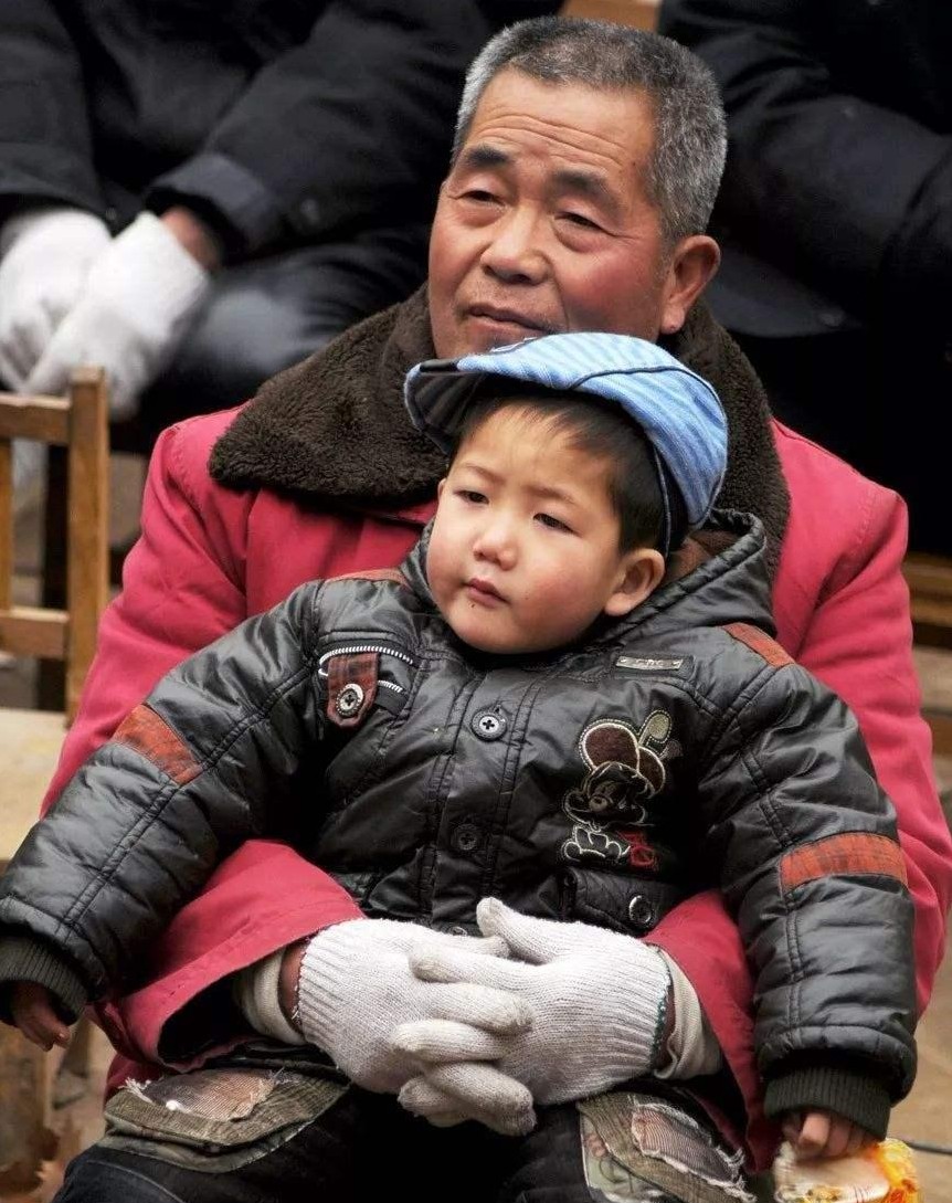 为什么日本老人从不帮忙带孩子，中国老人就要默认帮忙带呢？

因为日本人的人均收入