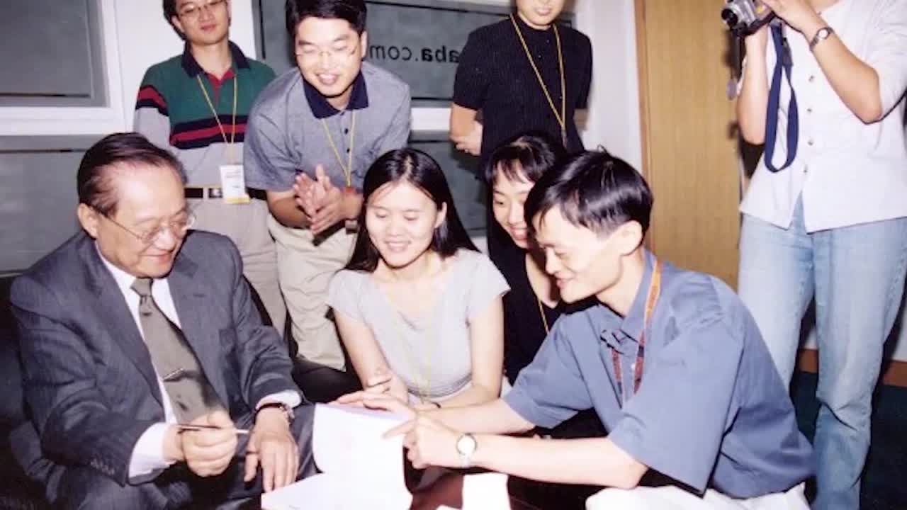 2000年，《笑傲江湖》投资4000W开拍，而金庸收了1元的版权费，马云对张纪中
