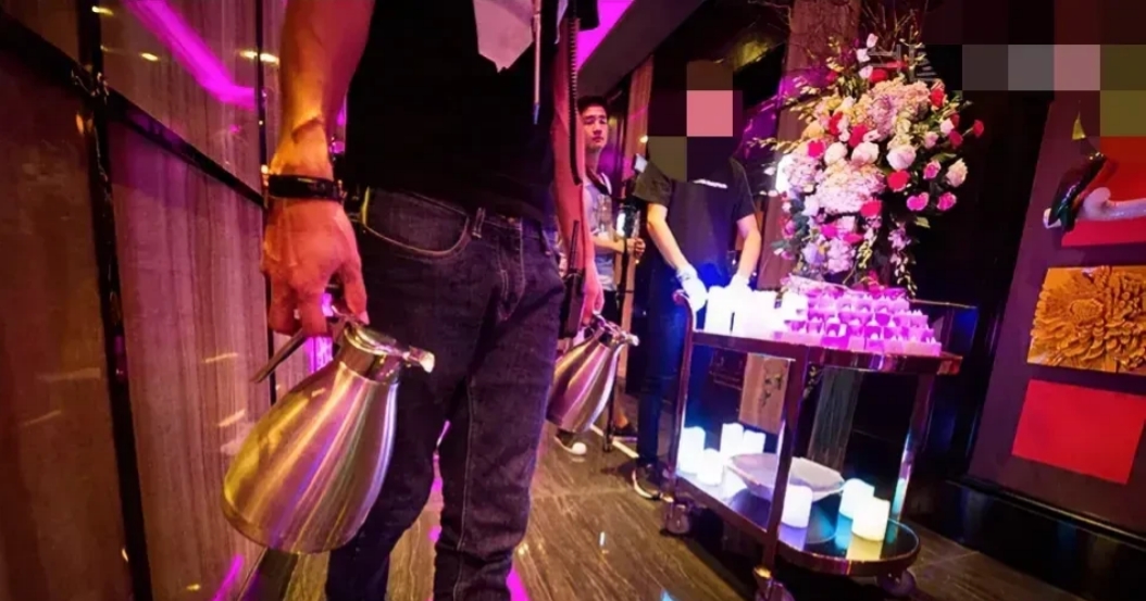 福建莆田，一男子以“送花篮”的名义，支付5000元并与酒吧女模特到酒店开房后，公