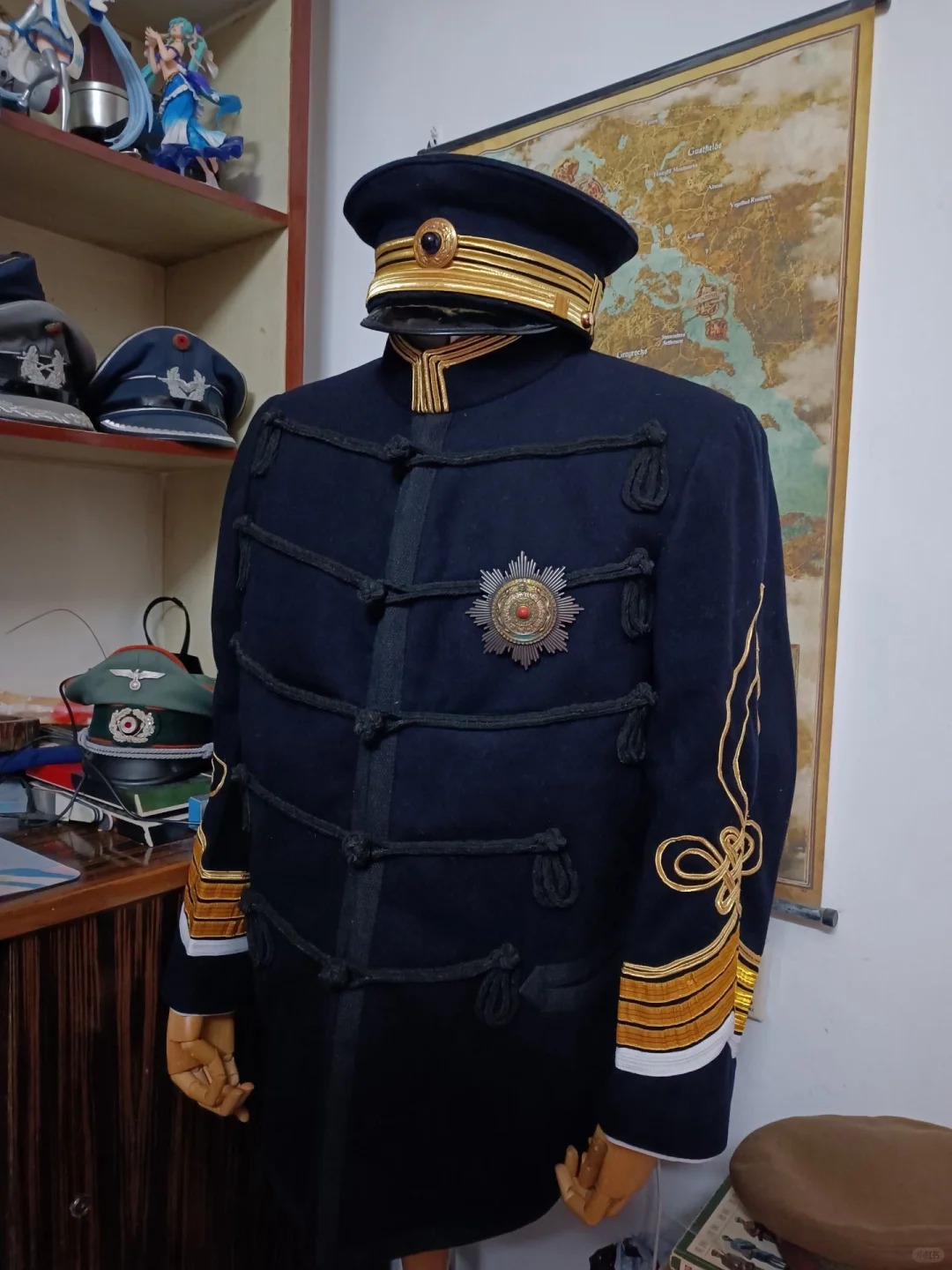 《历史与收藏》大清新军大礼服（缺领章）
大清新军大礼服，该衣服多为留日军官操作，