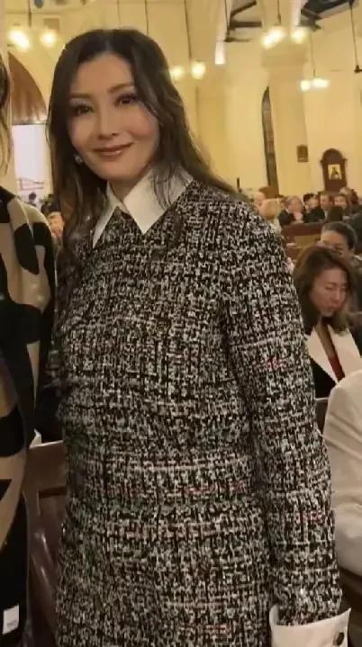 香港娱乐圈当年的李大美人现在也变成李大妈了，岁月不饶人啊，而且穿着打扮显得十分臃
