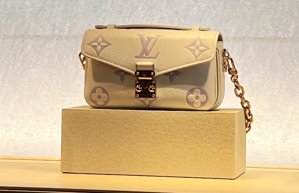 很想买 劝劝我！
集美们 能不能给我一个不买这个包的理由
或者说一下这个包的缺点