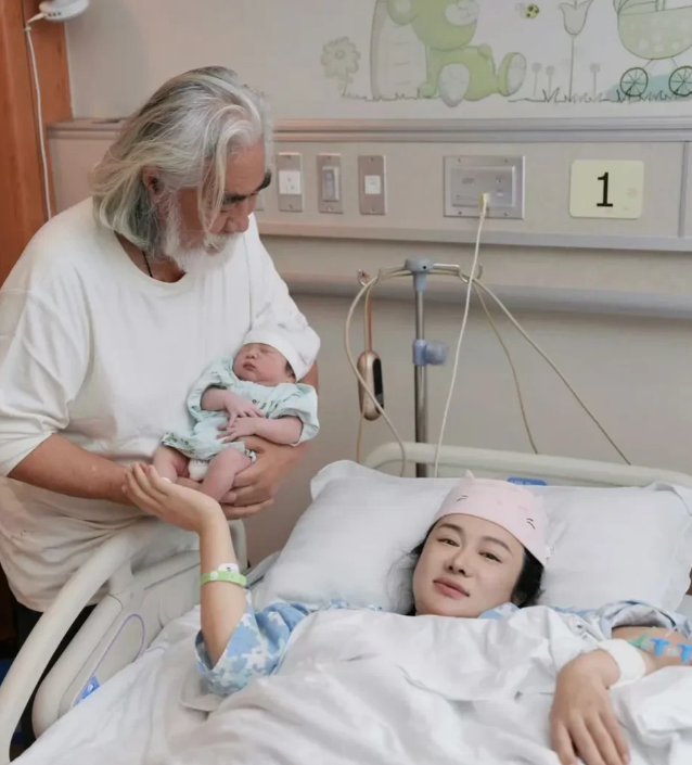 男人至死是少年，张纪中把这句话体现的淋漓尽致。

近日，73岁的张纪中又喜当爹了