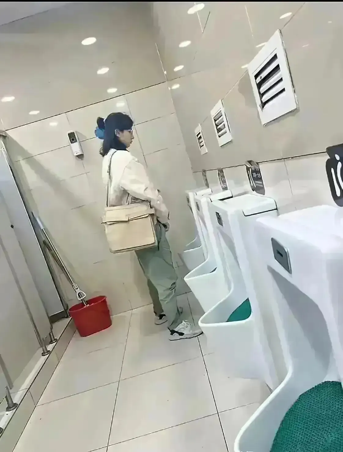 这个画面简直不堪入目