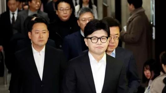 韩执政党党首要求尹锡悦退党。漂国的棋子逐渐开始内爆了，先是菲律宾，现在韩国，之后