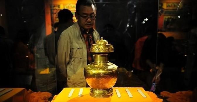1989年，十世班禅圆寂后，高僧们长途跋涉去寻找转世灵童，国家为此特别拨款500