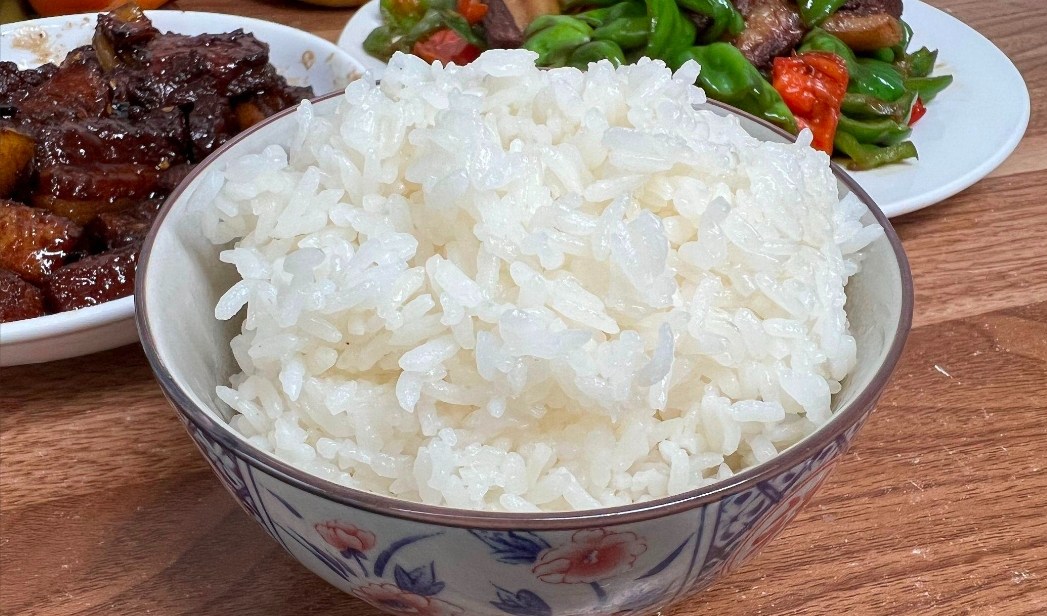 蒸米饭绝招，选米、淘米、加水三步走，轻松做出星级饭店味