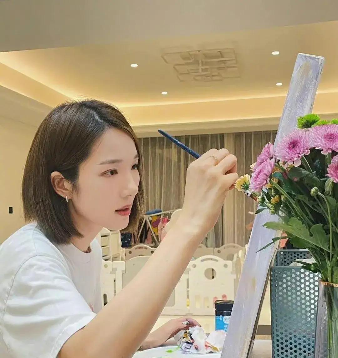 王祖蓝的妻子李亚男画画技术真是高超，她的作品美得简直可以当作壁纸使用，每次看到都