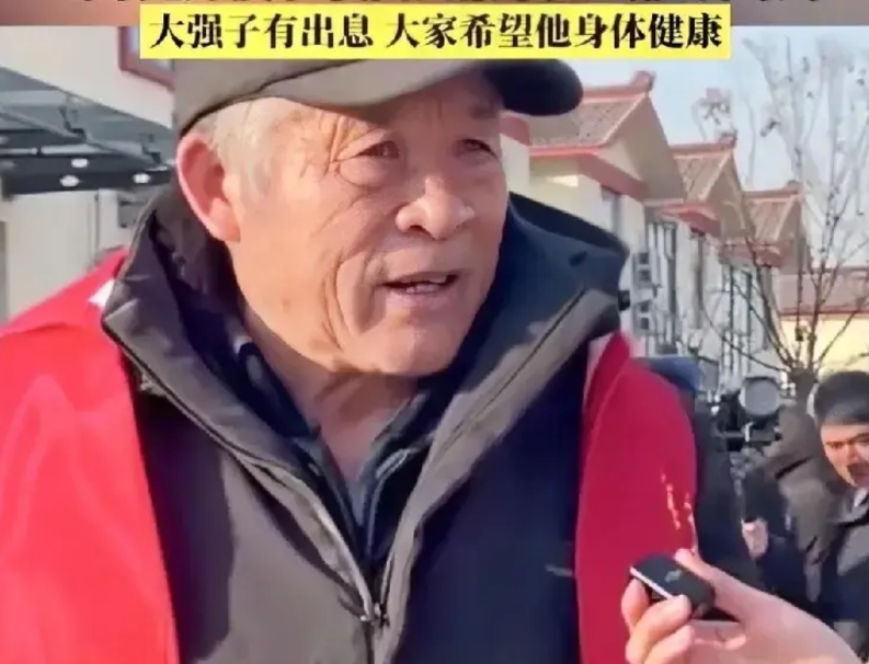 刘强东发礼品现场，出现了三个最高兴的人。
一、小学老师林德茂。收到10万元现金红