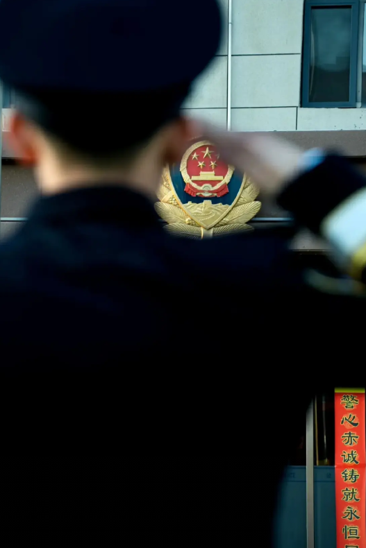 以下是警察不为人知的15大冷知识：

1. 公安常服不常穿，常服一穿基本有武，孰
