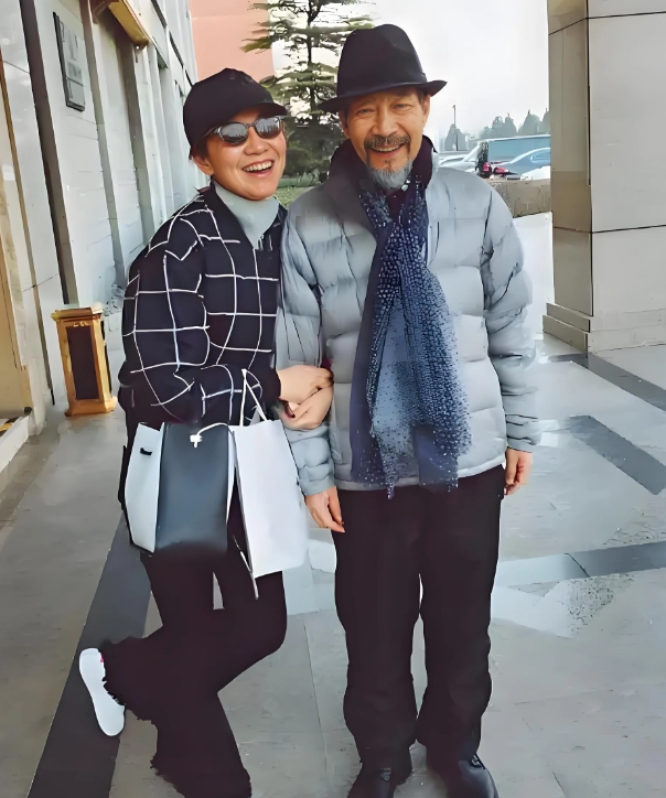 左边的靓丽女士，是当今影视圈，大名鼎鼎的著名影星闫妮。多年前，因主演古装剧《武林