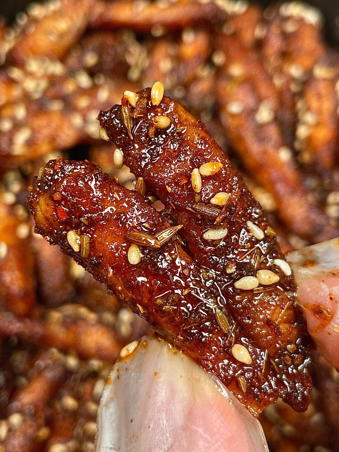 超好吃的孜然鸡胸肉，一上桌就被抢光了！
鸡肉外焦里嫩，孜然味浓郁，烧烤味十足，巨