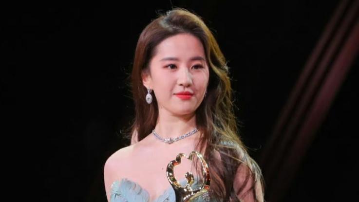 大家都散了，只有她37岁还单着，咋活得这么带劲？