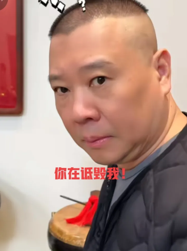 郭德纲又被打脸了！原因是昨天郭德纲曾经的徒弟何云伟给师爷侯耀文扫墓了，是和三叔侯