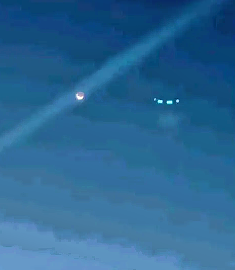 最近天津滨海机场上空有点不太平，连续两晚都有无人机在那晃悠，搞得人心惶惶的。按理