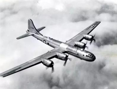 1945年一架B29轰炸机正装着一颗名为“胖子”的原子弹飞往日本。没想到在飞行中