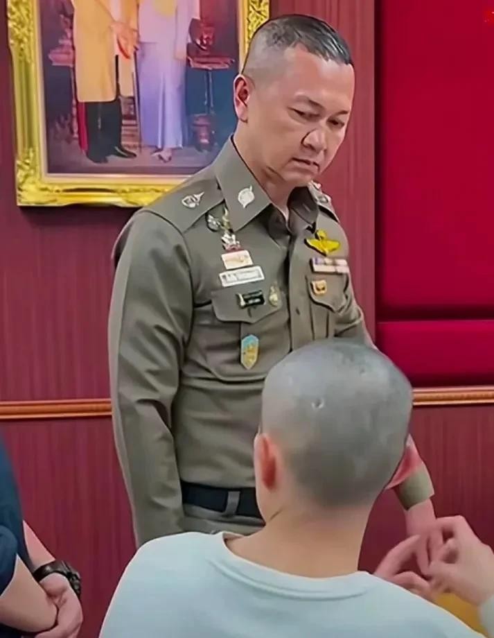 王星这小伙子，挺有才的，会唱歌会弹琴，英语还贼溜，妥妥的高材生。以前在普吉岛度假，那叫一个潇洒