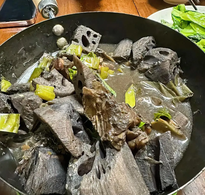 这是我婆婆来我家时做的一道菜，家人们，你们看看，

我不是故意挑剔，但是这样的饭