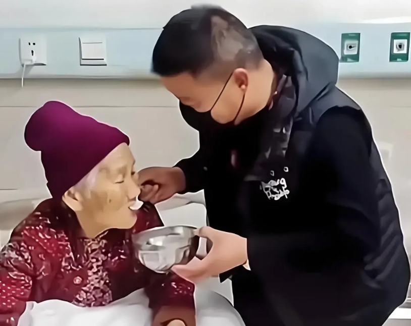 湖南湘潭，93岁的老太有两个儿子，小儿子和老太吵架后，直接写了一份家庭协议，以后