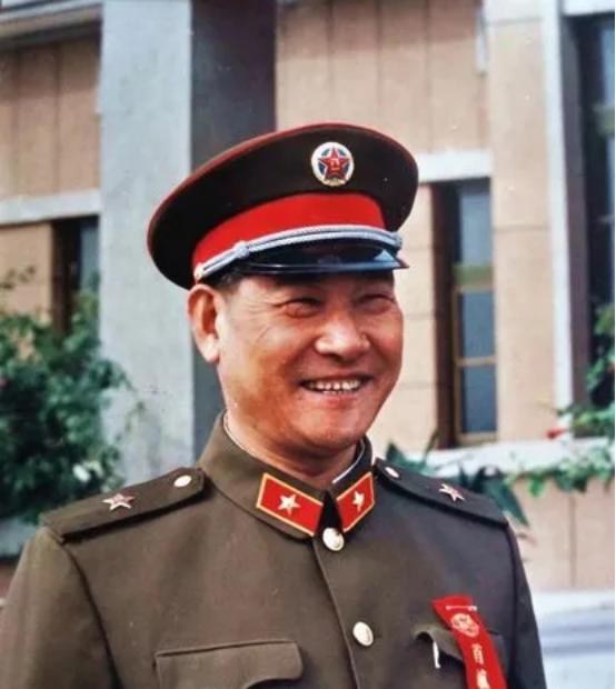 1985年百万大裁军时，人民解放军王牌军54军军长李九龙被越级提拔为济南军区司令