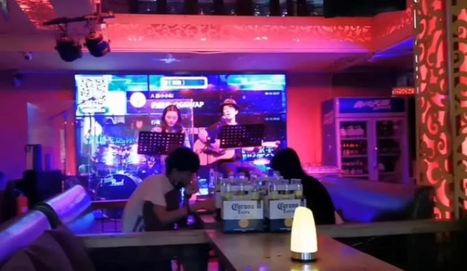 云南怒江，女子陪2名客人喝酒，因客人卡中余额不足，女子遂乘坐客人的车辆回家取钱。