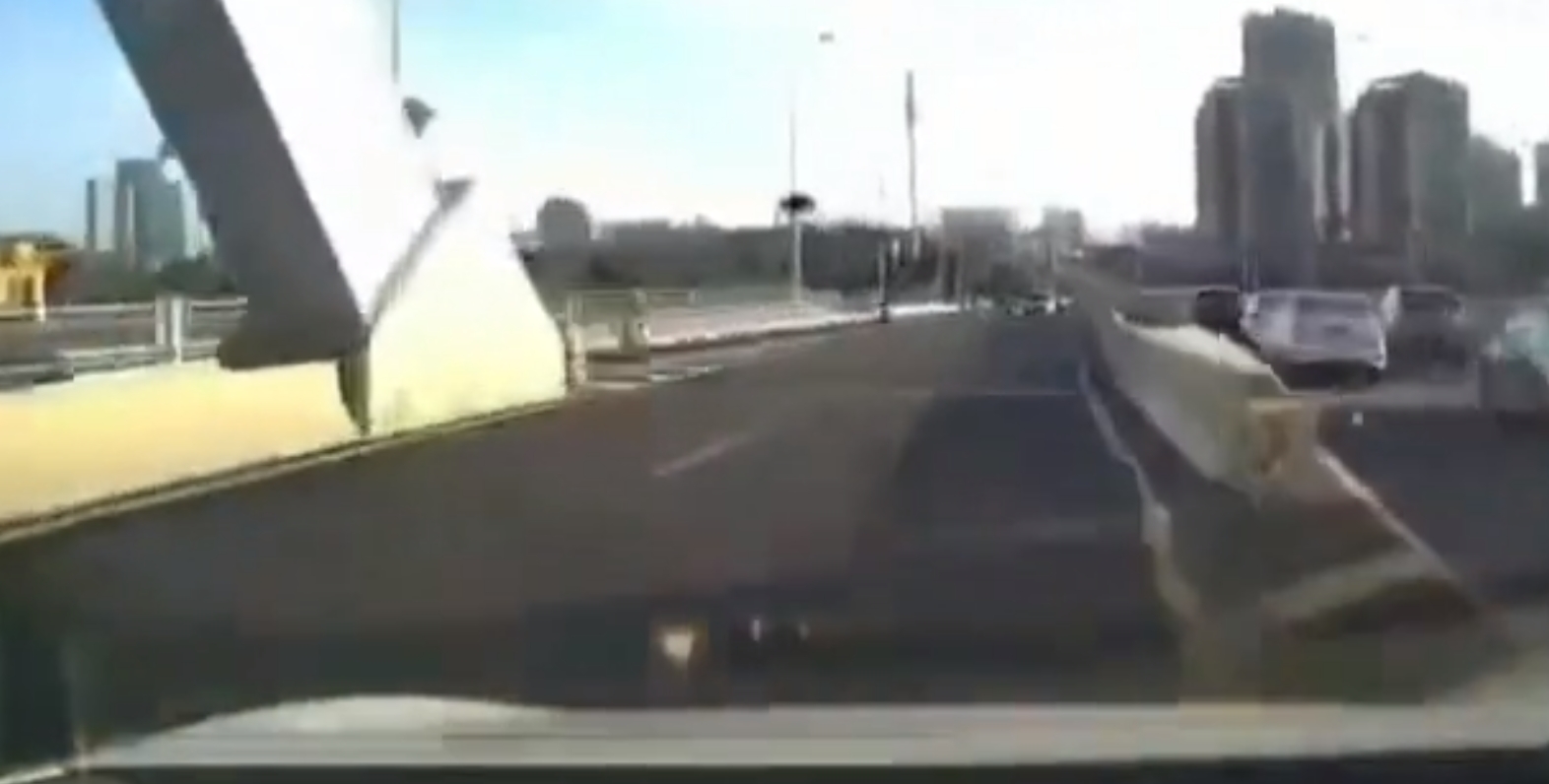 被追尾后车辆先在路中间黄格线行驶，当行驶至路中间桥墩时，驾驶人好像是突然打了方向