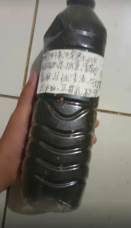 早晨孩子问我，知道养臭水是什么吗？
孩子说别的同学都知道只有我又out了
我一听