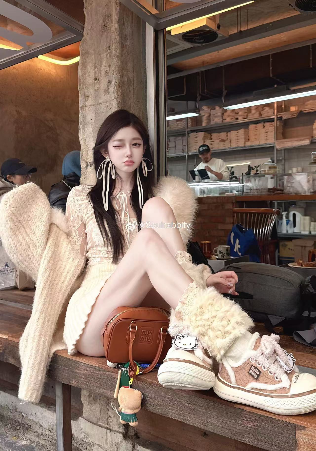 有一天，麋鹿在森林里迷路了，于是给它的好朋友长颈鹿打电话：“喂？我迷路（麋鹿）啦