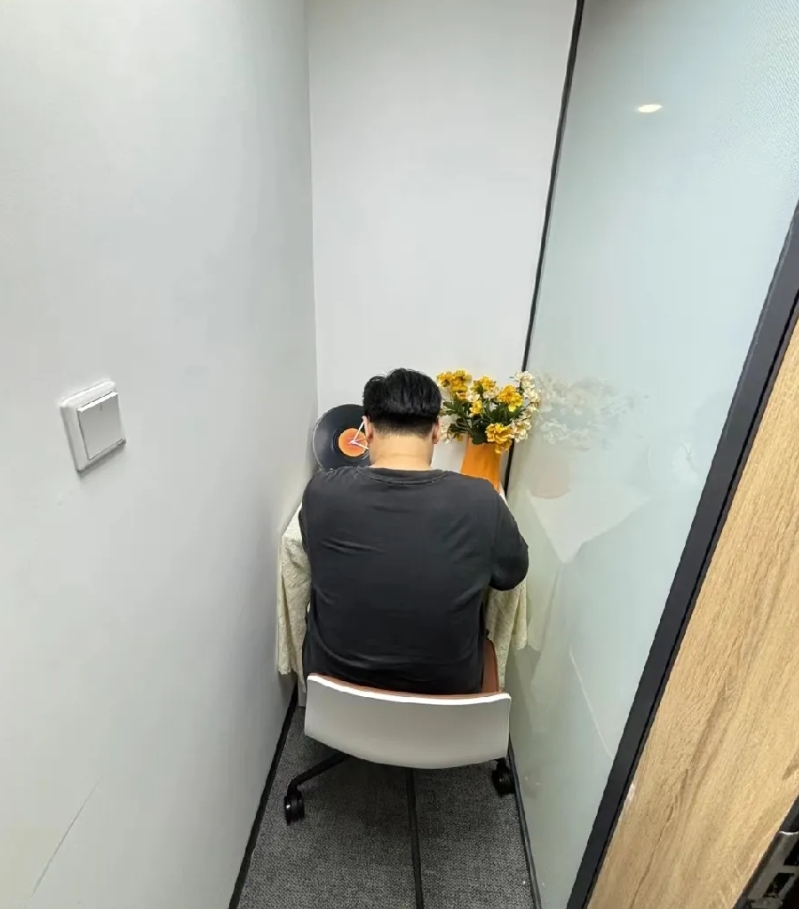 入职给我安排的工位！愤怒了！
