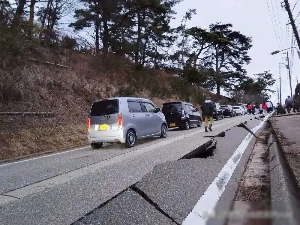 疫情期间，日本向中国伸出援手，附上一句话：“山川异域，风月同天。”或许很多人并不