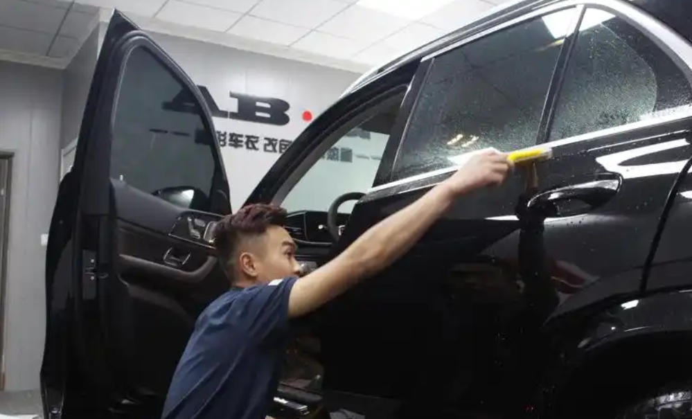 买车最大的智商税不是异形方向盘或者电子后视镜之类的，而是贴车膜。
我前一阵子去孟