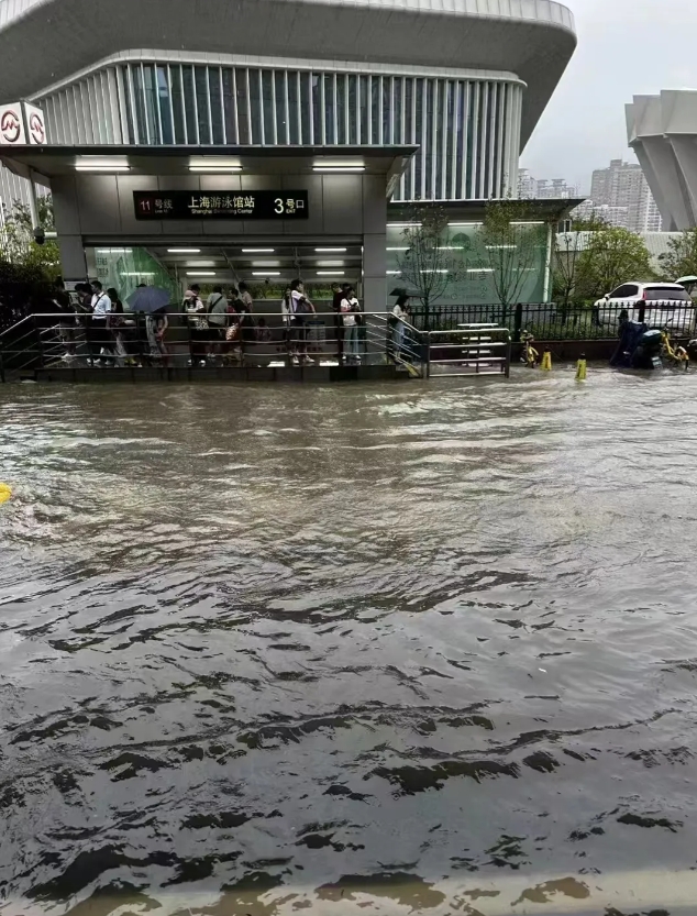 14号台风普拉桑，主打的就是不声不响办大事！
昨天下雨，台风在奉贤登陆，还在想也