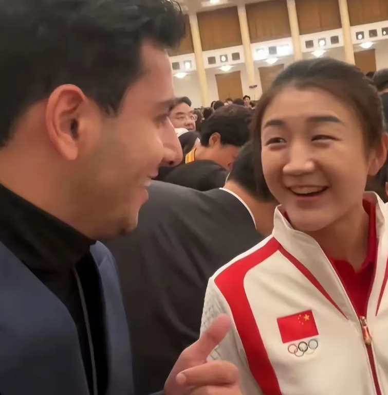 两个退赛的冠军此次参加国庆75周年招待会，一个笑得很开心，陈梦的笑脸都能预见性的