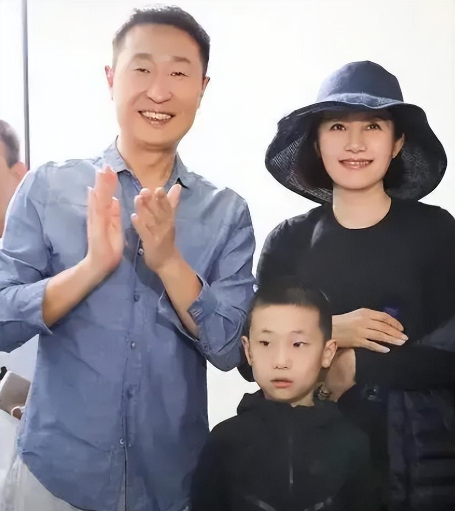 有一次，林永健陪媳妇逛街，媳妇相中一条内裤：“才5800，好便宜呀！”林永健大怒