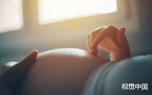 43岁的继母在多次试管下喜得男宝。  61的父亲怕我从中阻拦，谎称孩子以打。