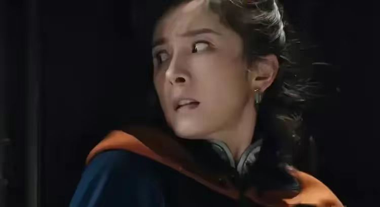 杨幂做梦也没想到自己演女特务受到网友死亡群嘲，甚至影响了她的代言。很多人认为她红