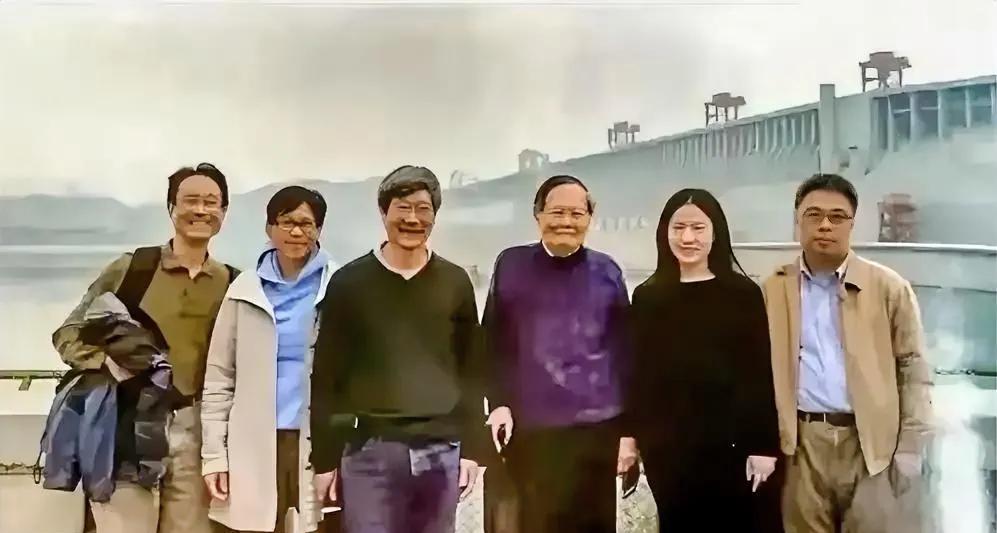 杨振宁96岁生日，他说想念国外的儿女了，
翁帆给他的儿女和侄子打了电话。
儿女们