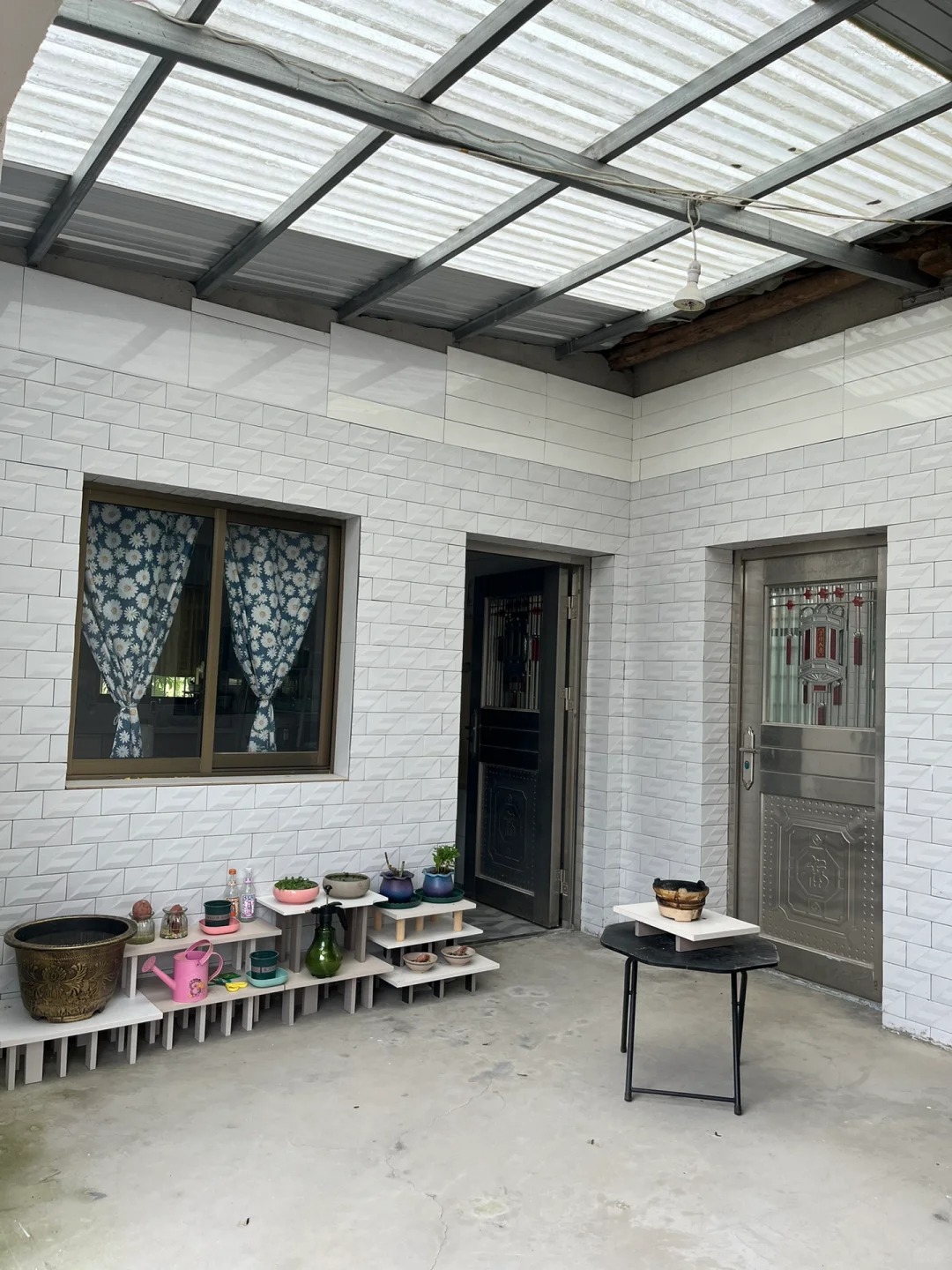 农村自建房两兄弟共用一面墙，糟心
我嫁的是哥哥，房子是两栋，但是共用一面墙，内部