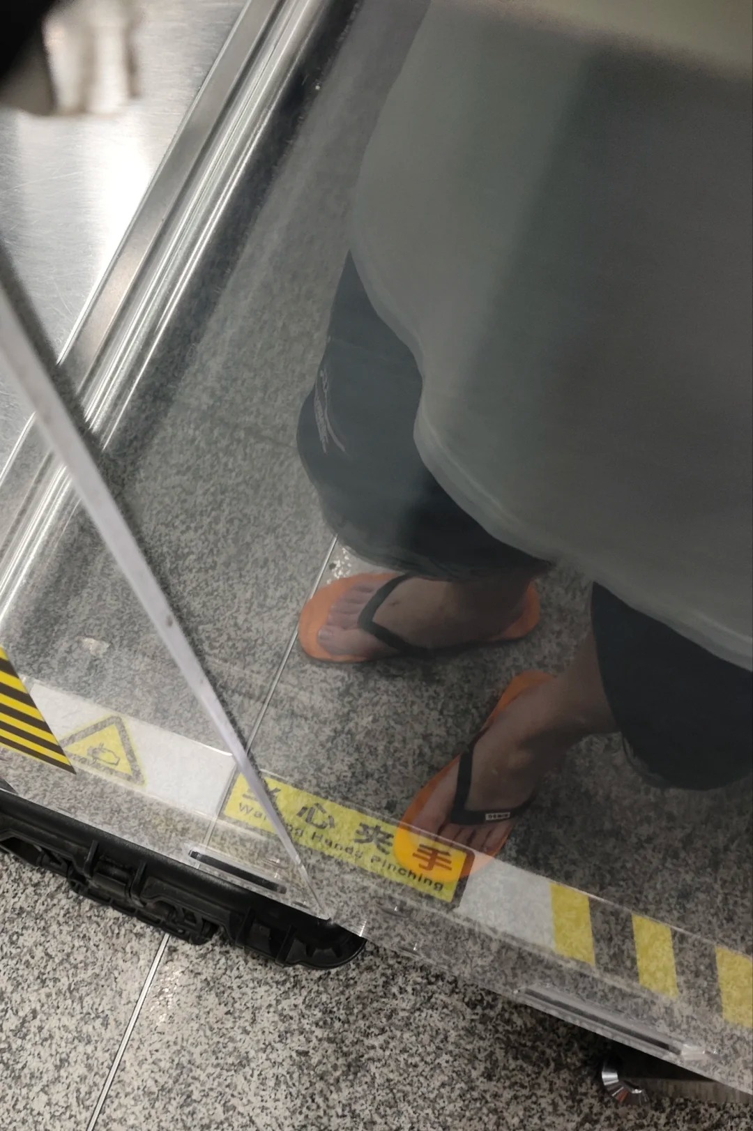 下班换拖
买到了小时候隔壁叔叔和儿子混着穿的人字拖同款