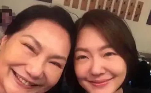 S家怎么就变成现在这样乱七八糟的样子了？其实，大S的干爹王伟忠早就说过实话：
S
