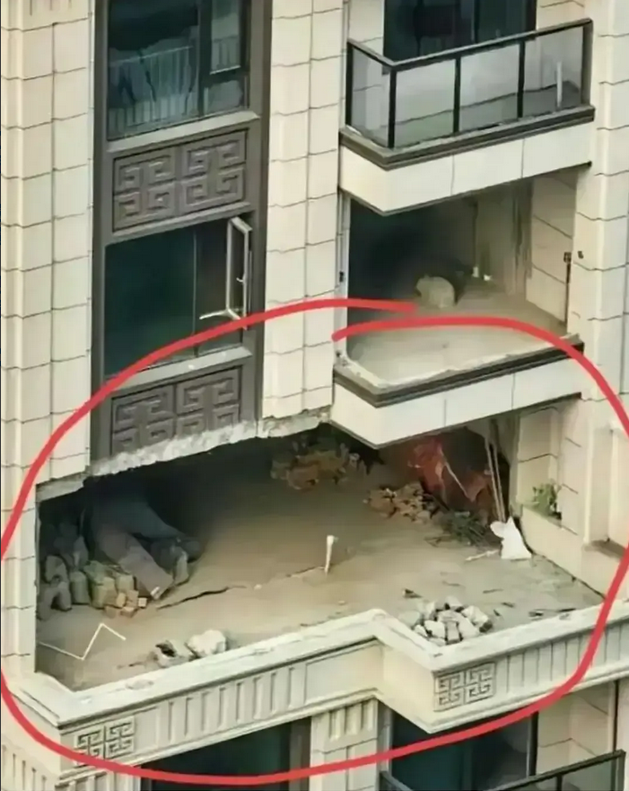 一名男子装修的时候，为了把家里的面积扩充到最大，所以就把承重墙全部都砸掉了。可砸