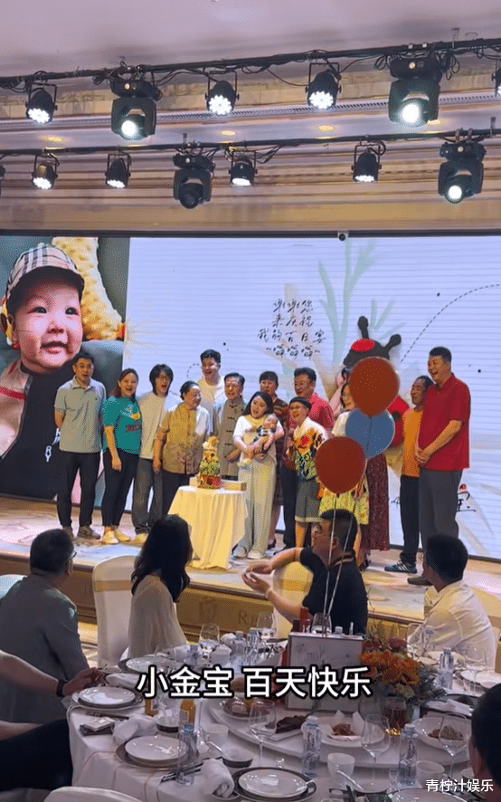 金龟子外孙百日宴，年迈的公婆出镜，亲家母现身优雅朴素又卑微（金龟子女儿个人资料）-第6张图片-九妖电影
