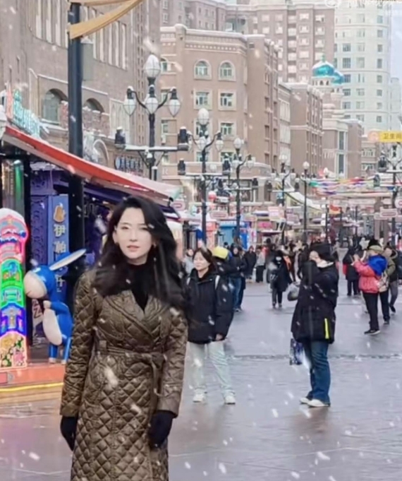 汪峰的女朋友森林北在新疆被偶遇，雪天里她美得像韩剧女主