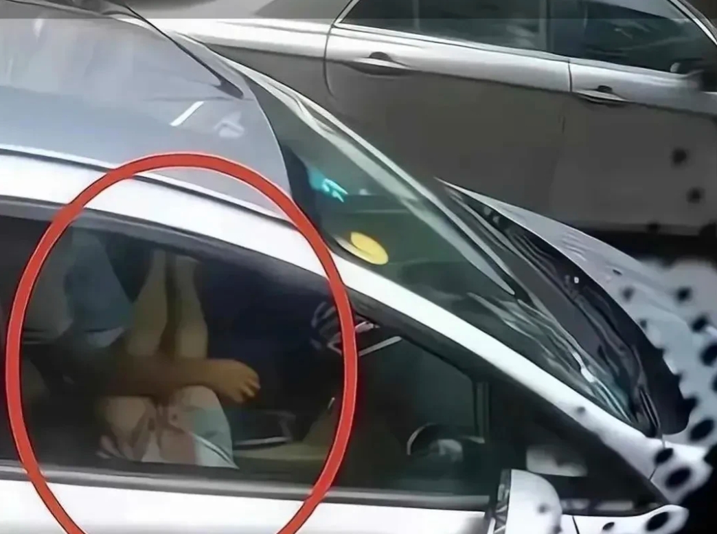 大哥不容易啊这完全是在看自己的定力在开车吗！